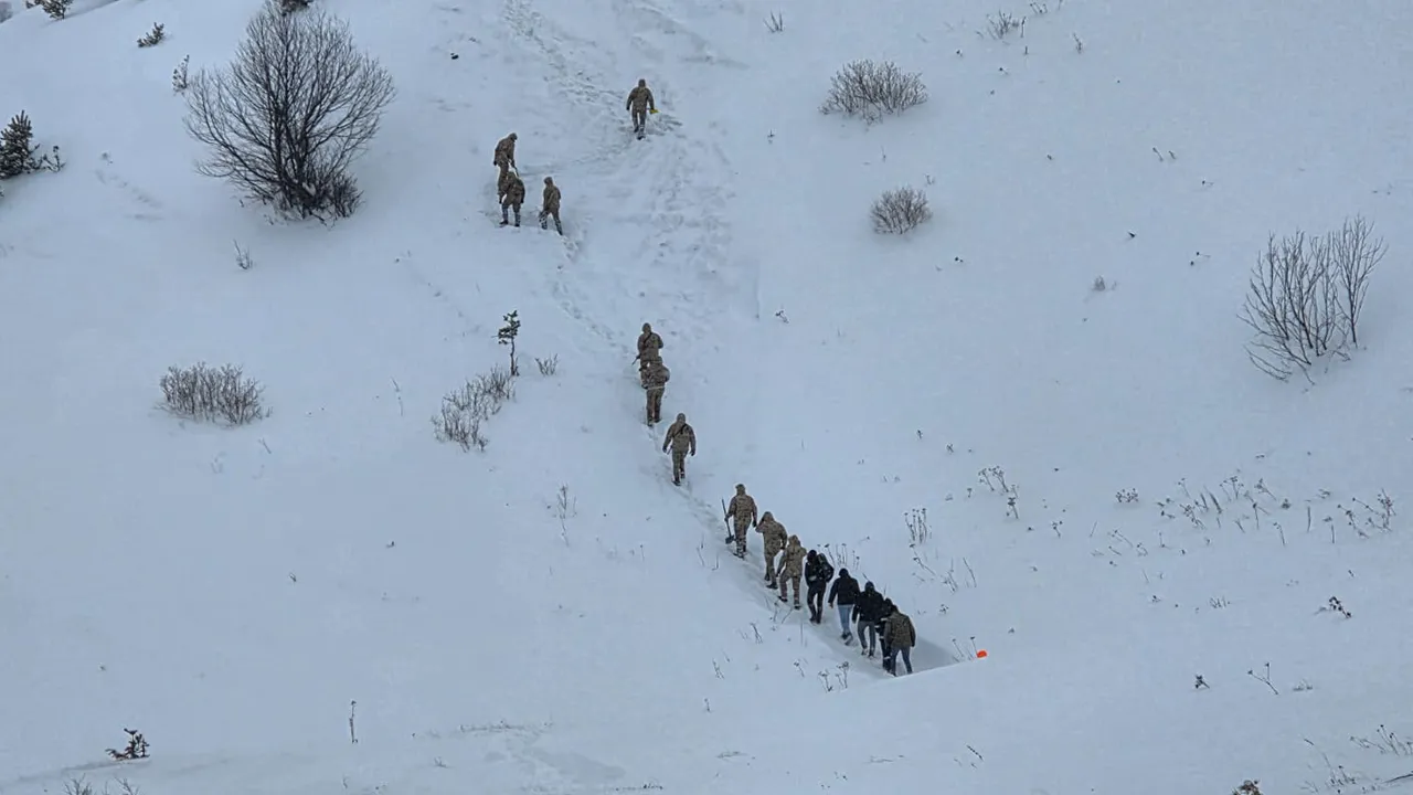 Artvin'de çığ felaketi! 2 kişiyi arama çalışmaları sürüyor