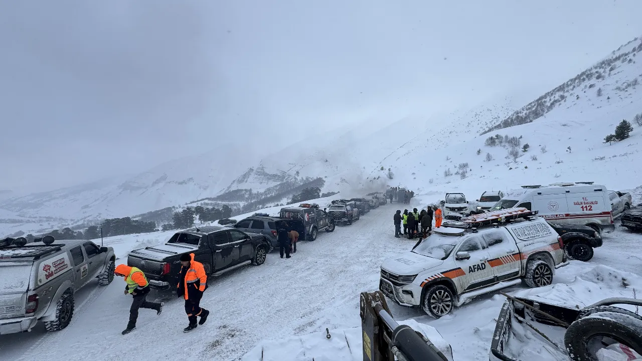 Artvinde çığ felaketi! 2 kişiyi arama çalışmaları sürüyor