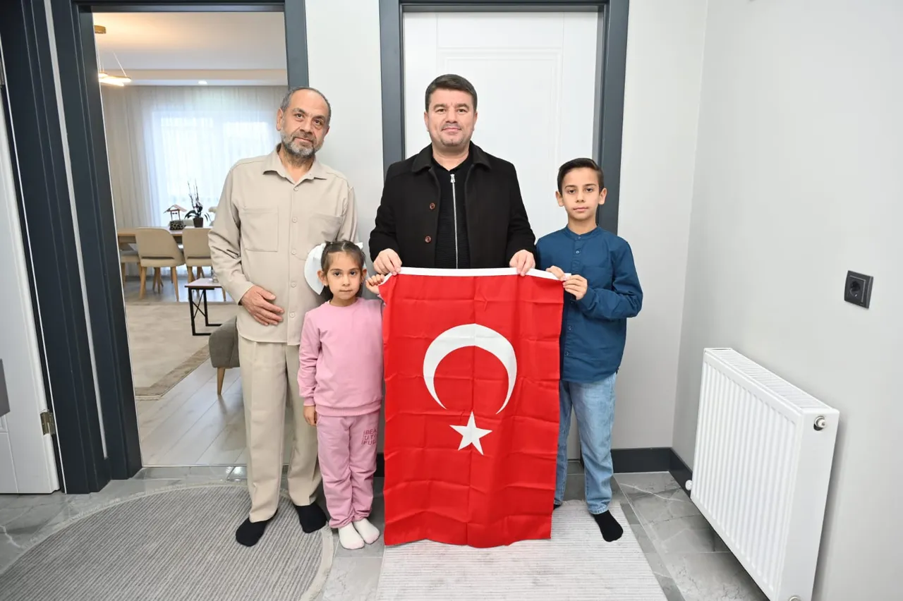 Bayrak sevgisiyle yürekleri ısıttı! Yağan karı elleriyle temizledi