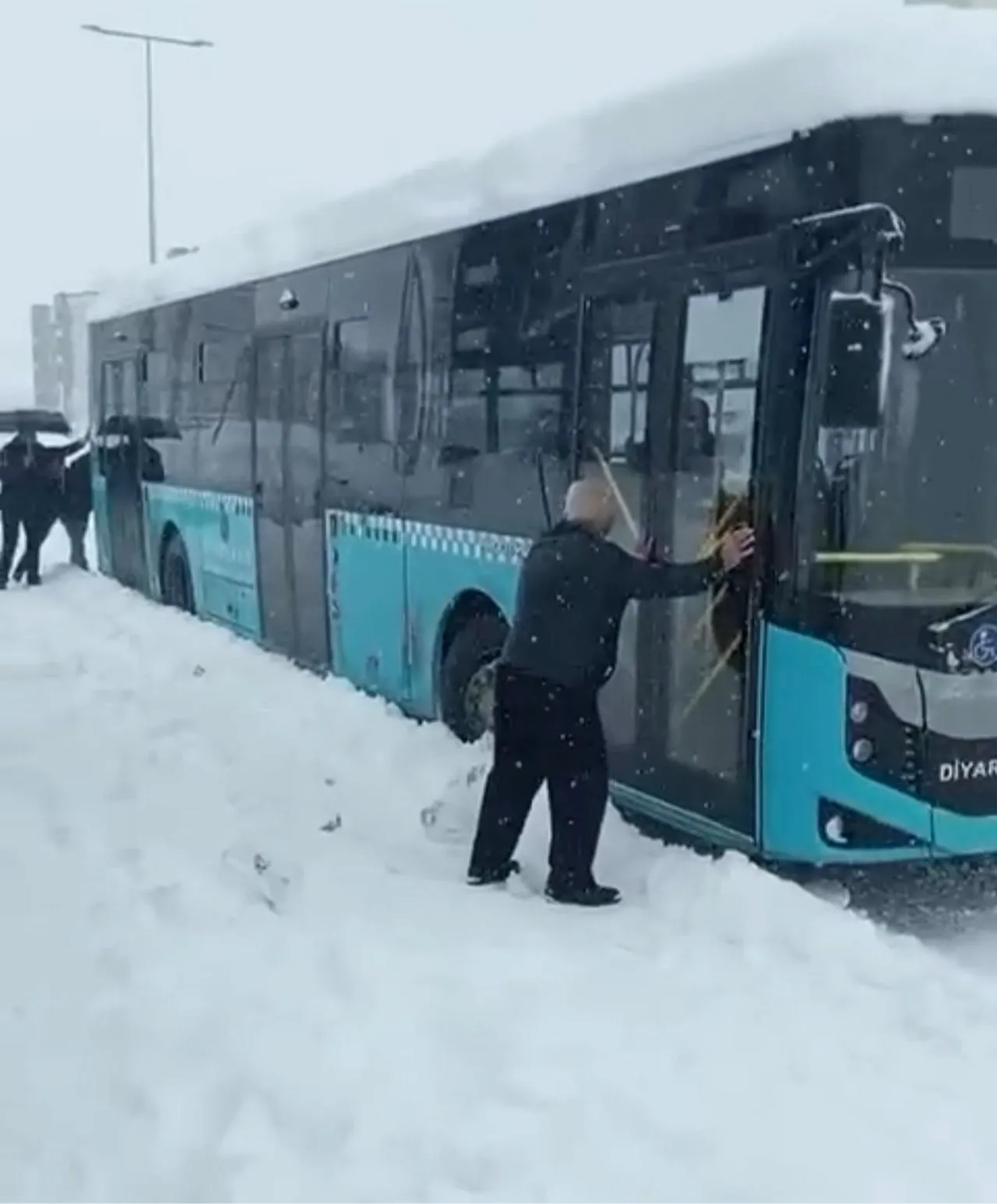 Bu kentte kar kalınlığı 40 santimi geçti! Adım atamıyorlar