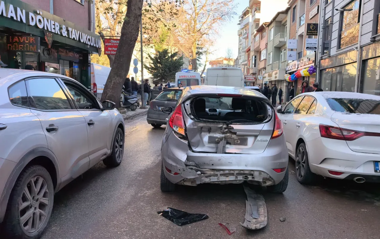 Çocuklar saniyelerle kurtuldu! İnegöldeki korkunç kaza kamerada