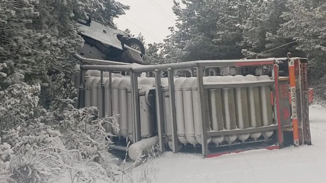 Doğalgaz tırı devrildi! Sızıntı sebebiyle yol trafiğe kapatıldı