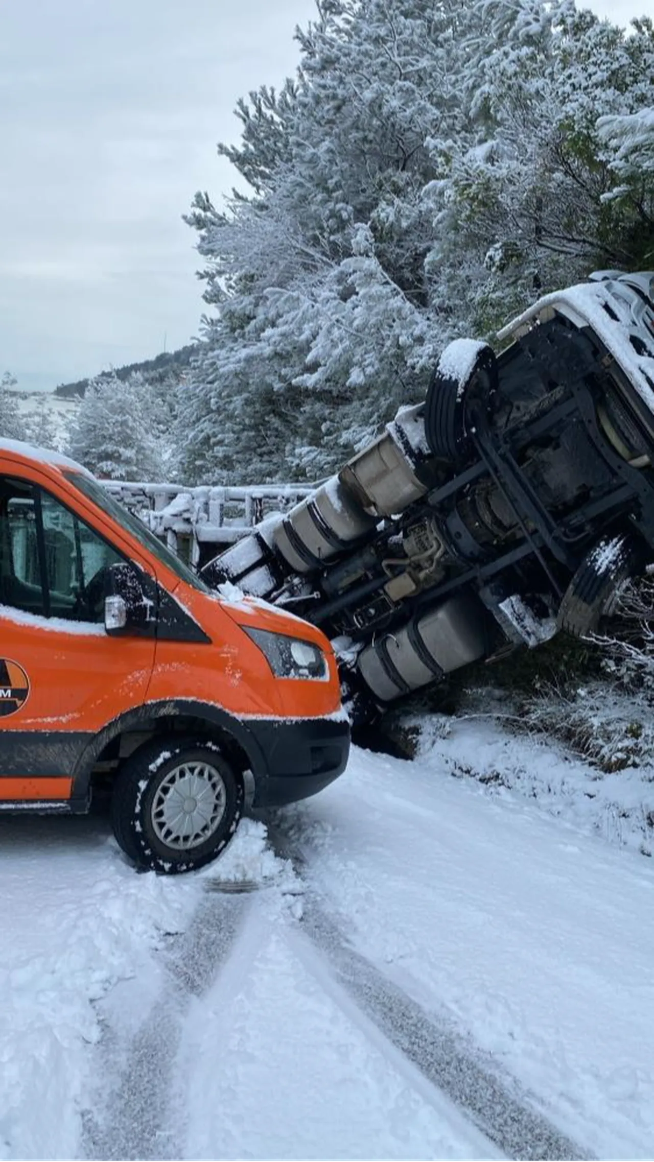 Doğalgaz tırı devrildi! Sızıntı sebebiyle yol trafiğe kapatıldı