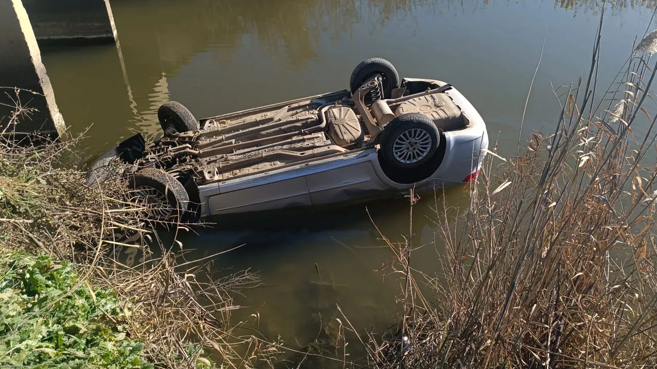 Edirne'de otomobil sulama kanalına devrildi: Sürücü can verdi