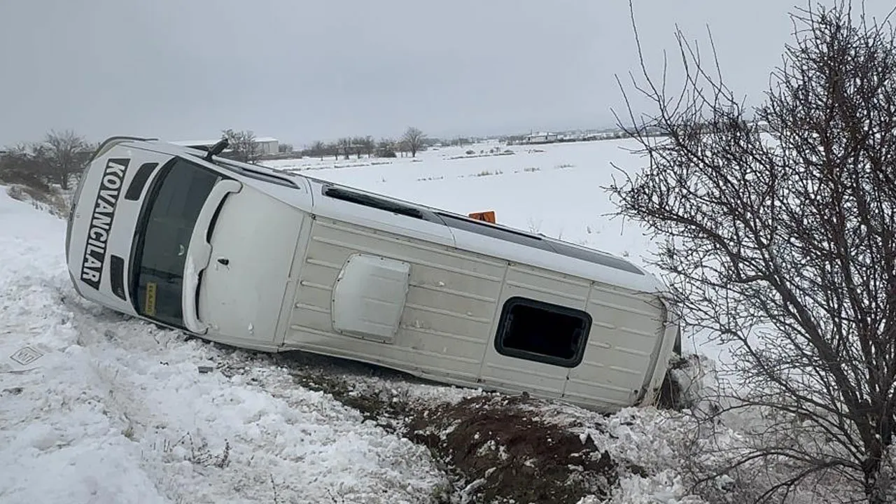 Elazığ'da minibüs şarampole devrildi: Yaralılar var