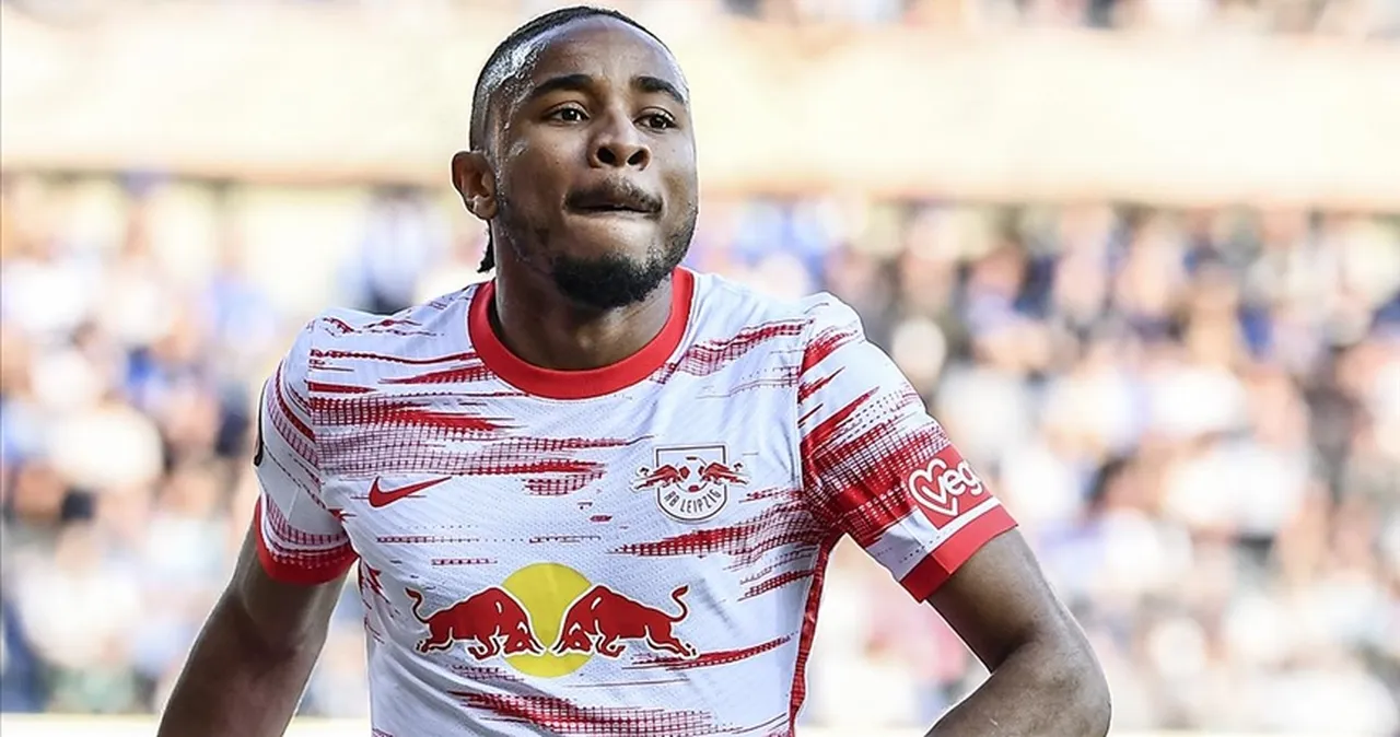 Kariyerine başladığı Paris Saint-Germain ile 3 lig şampiyonluğu yaşayan Nkunku, Leipzig ile de üst üste iki kez Almanya Kupası kazandı.