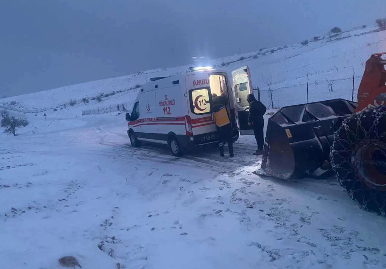 Hamile kadın için 15 kilometrelik kar mesaisi! Kepçeyle taşınarak hastaneye ulaştırıldı