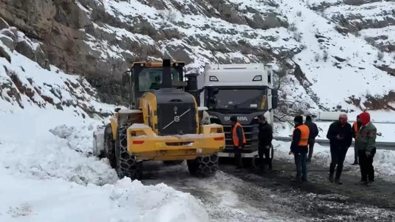 İpek Yolu'nda kar fırtınası! Yüzlerce tır mahsur kaldı