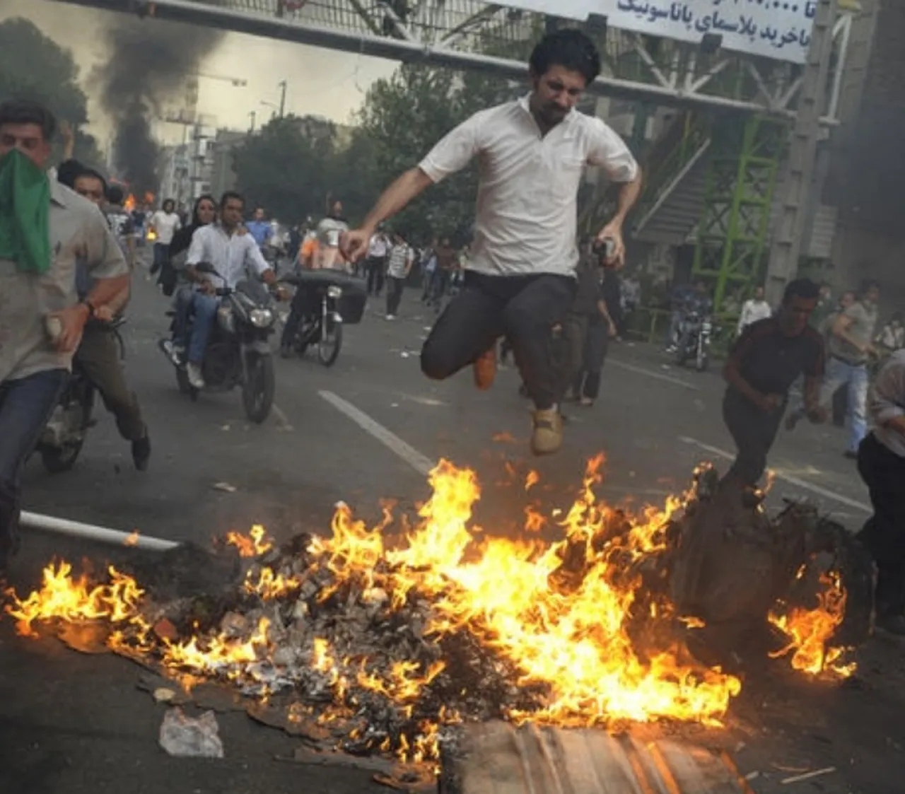 İran’da sokaklar alev alev! Güvenlik güçleriyle çatışma çıktı