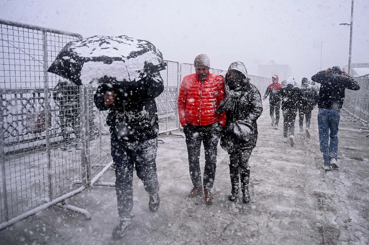 https://www.turkiyegazetesi.com.tr/yasam/istanbul-yeni-yila-kar-yagisi-ile-basladi-akomdan-uyari-okullar-tatil-olacak-mi-1760144