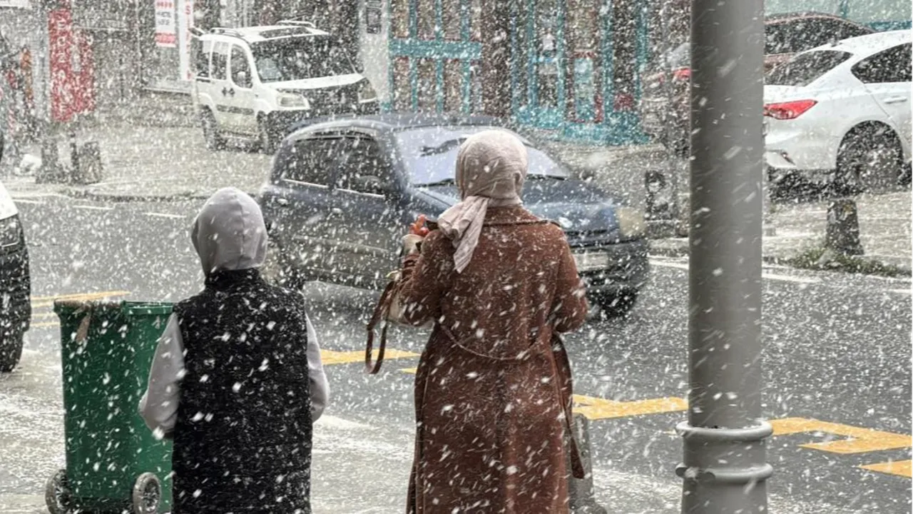 İstanbulda kar etkisini sürdürüyor! Arnavutköyde lapa lapa kar yağıyor