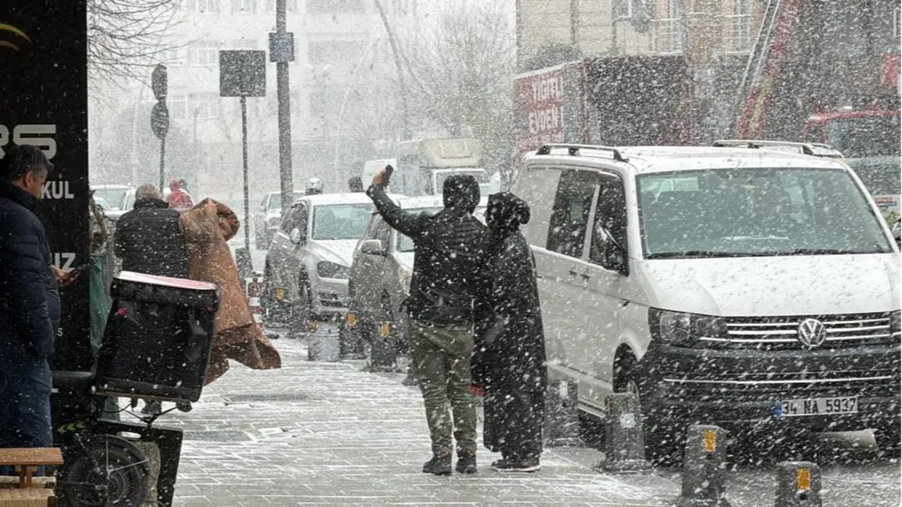 İstanbulda kar etkisini sürdürüyor! Arnavutköyde lapa lapa kar yağıyor