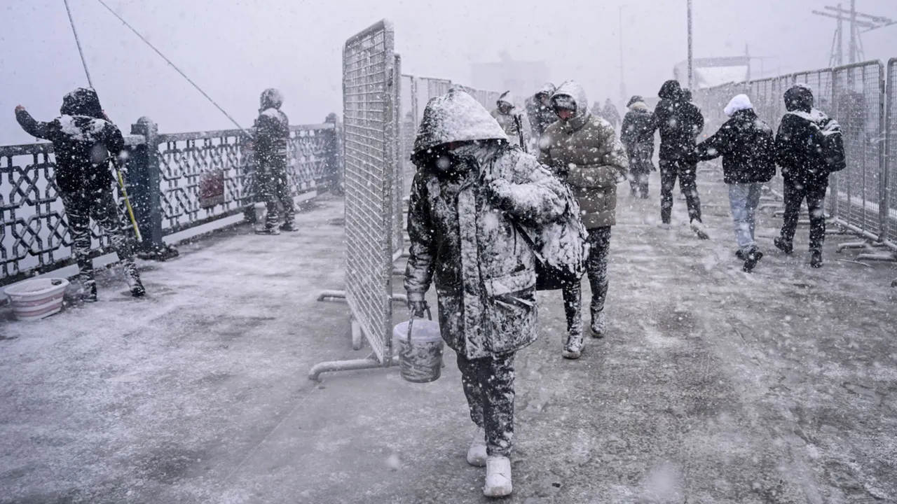 İstanbul'da kar yağışı! Birçok ilçe beyaza büründü