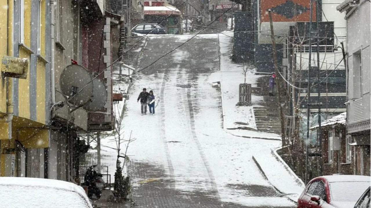 İstanbul'da kar yağışı! Birçok ilçe beyaza büründü
