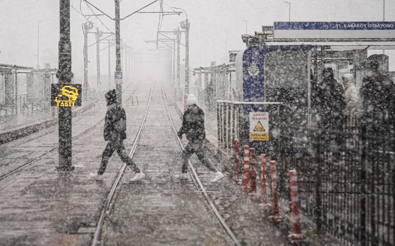 İstanbul'da kar yağışı! Birçok ilçe beyaza büründü
