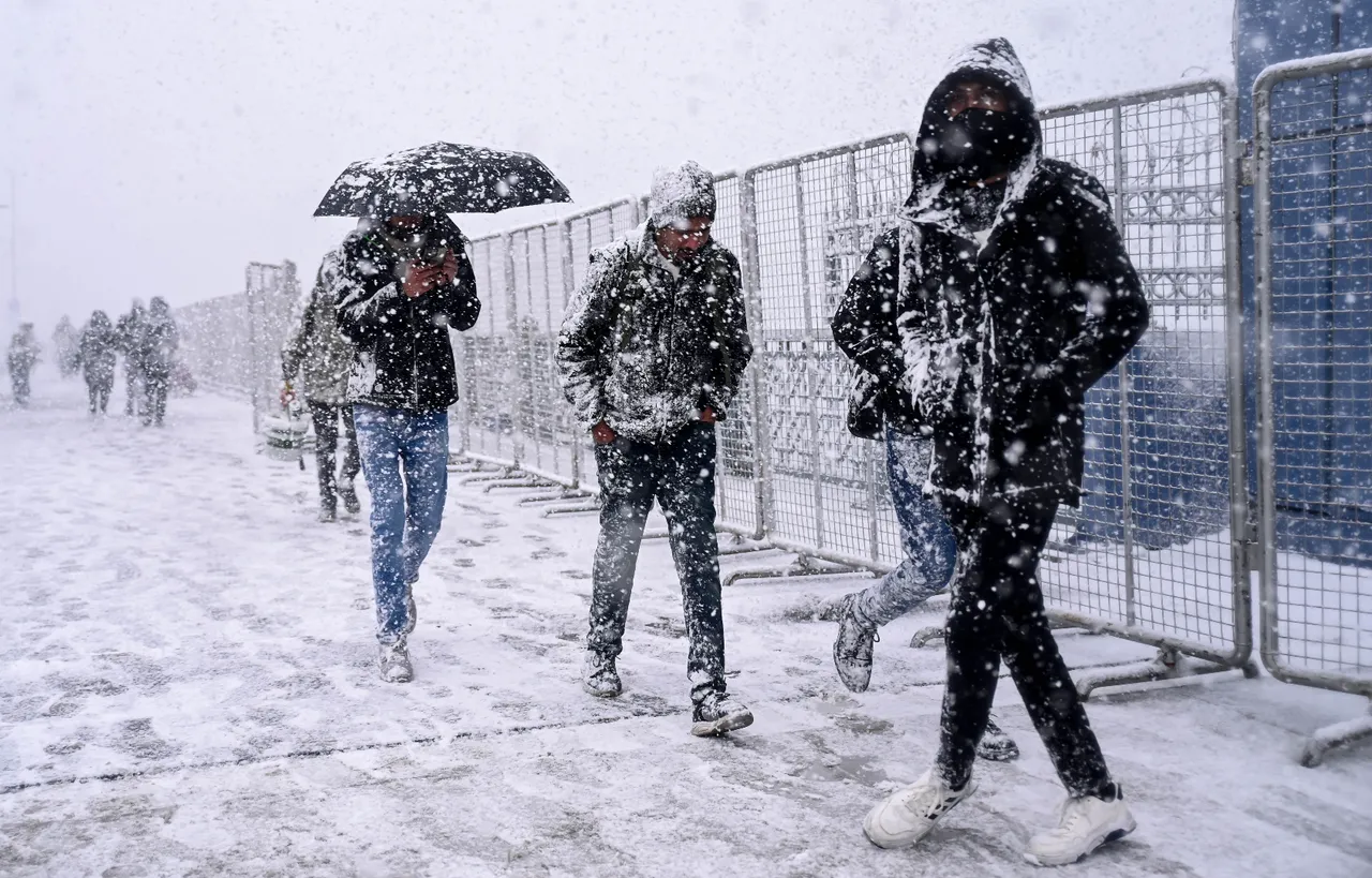 İstanbul'da kar yağışı! Birçok ilçe beyaza büründü
