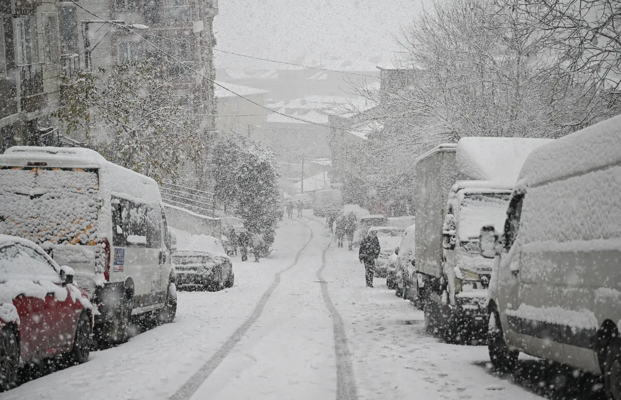 İstanbul'da kar yağışı! Birçok ilçe beyaza büründü