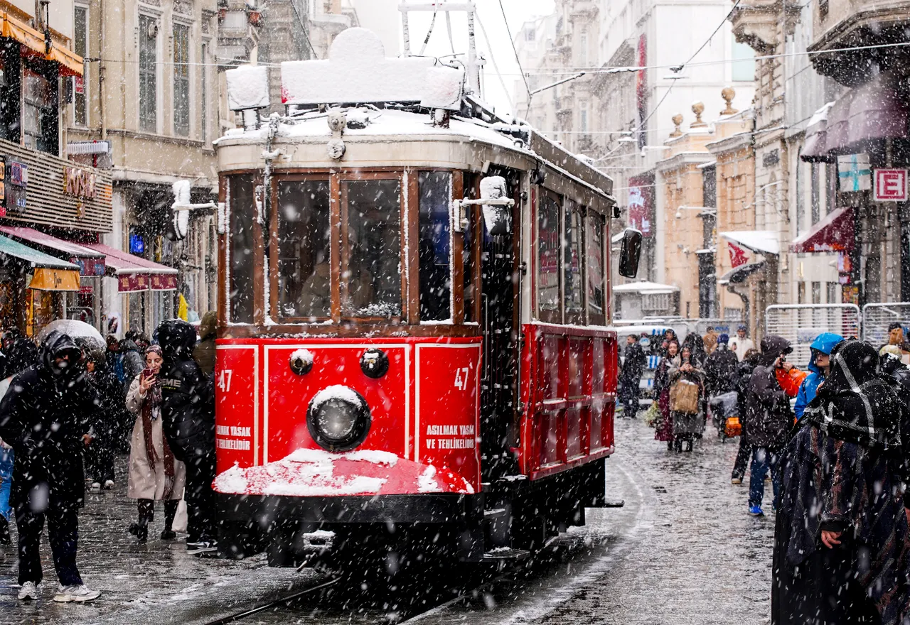 İstanbul'da kar yağışı! Birçok ilçe beyaza büründü