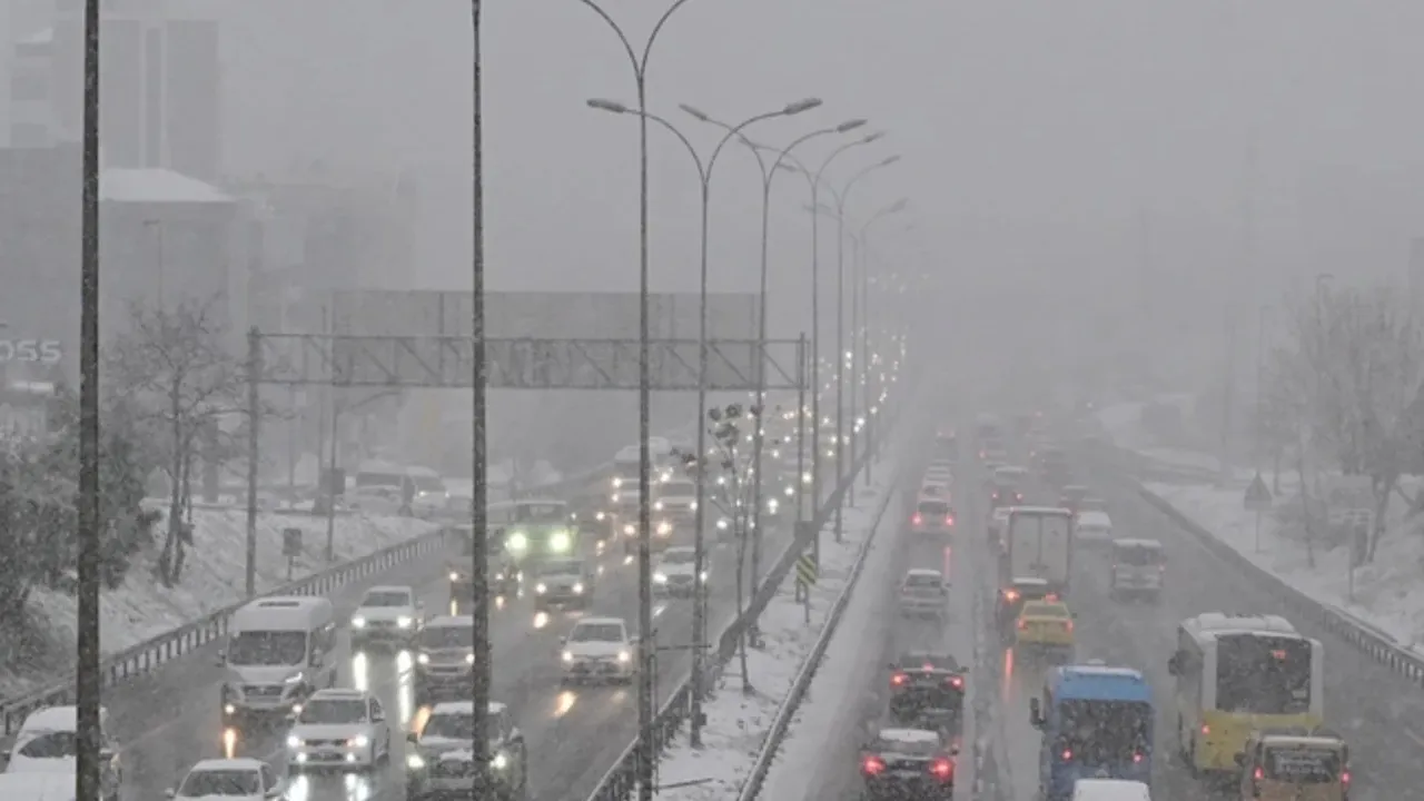 İstanbul’da kar yolu kilitledi: Şile-Ömerli Otoyolu durma noktasına geldi, 139A seferi güzergah değiştirdi
