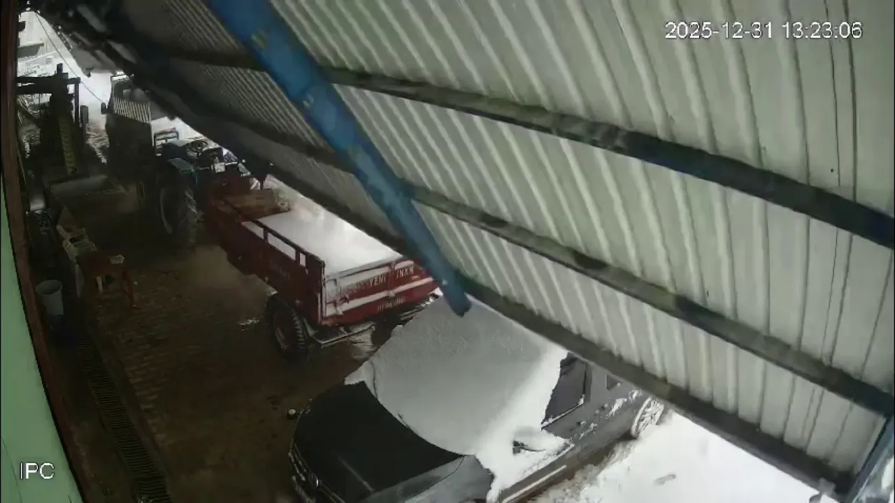 Kar kütlesini taşıyamayan çatı araçların üzerine çöktü! O anlar kamerada