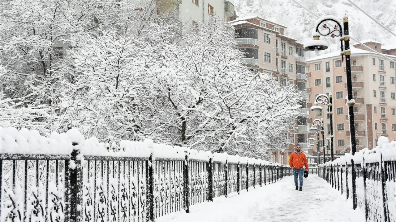 Kar tatili uzadı! 2 Ocak Cuma okullar tatil mi, yarın hangi illerde okullar tatil?