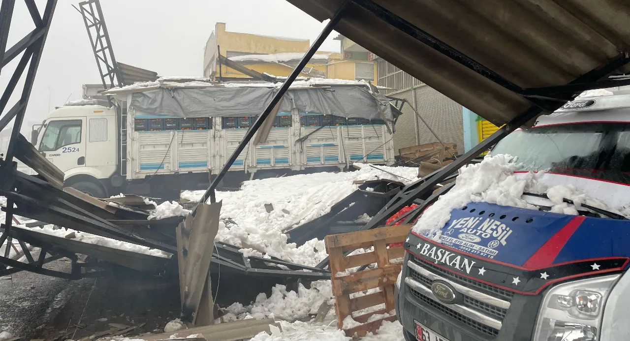Kar yağışı göz açtırmıyor! 67 iş yerinin çatısı çöktü
