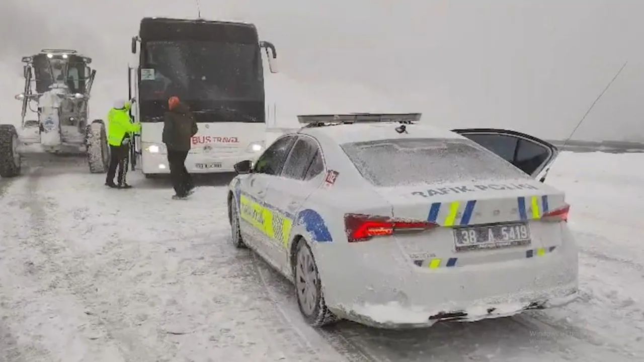 Kayseri'de tur otobüsünde donma tehlikesi geçiren 44 kişi kurtarıldı