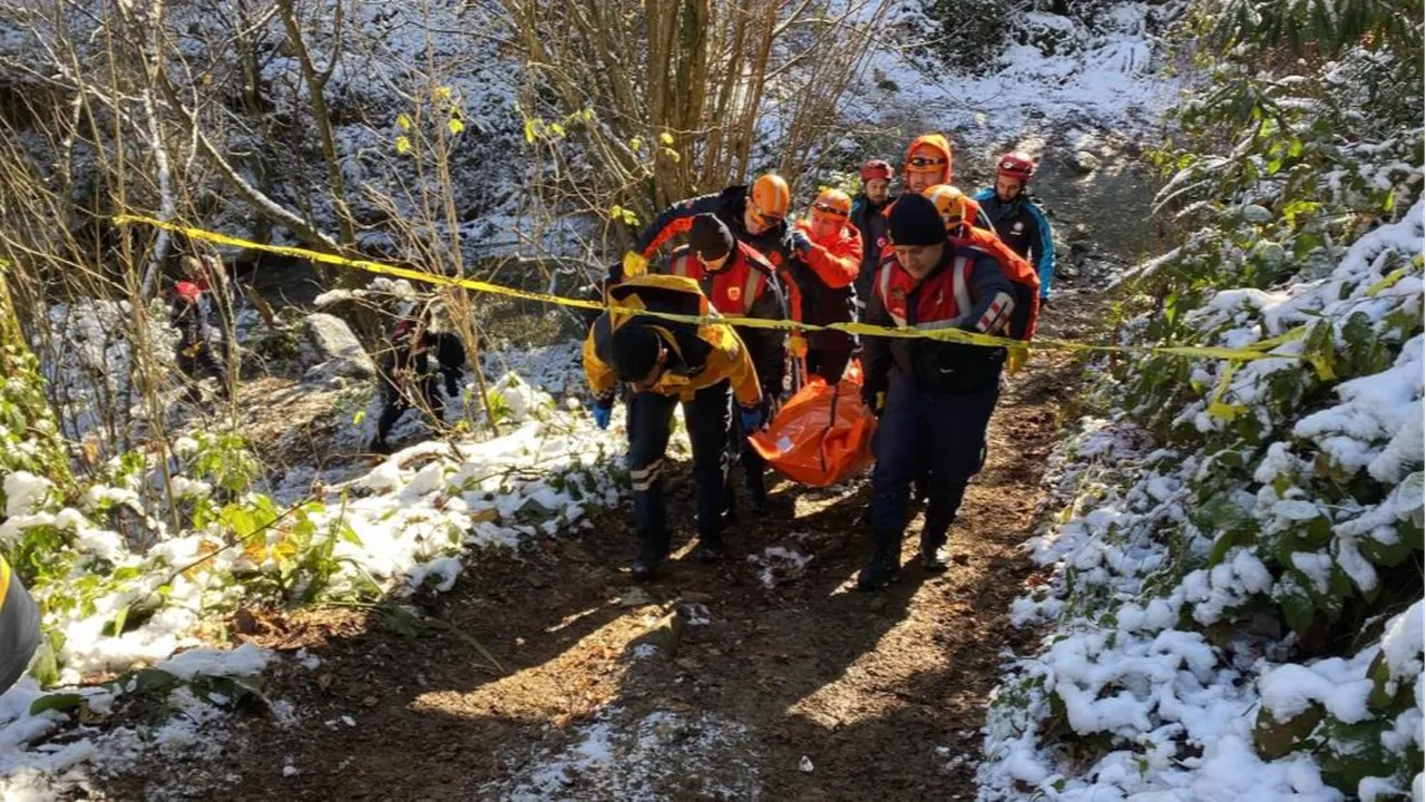 Kocaelide sır ölüm! Arabasından metrelerce uzakta atletle bulundu