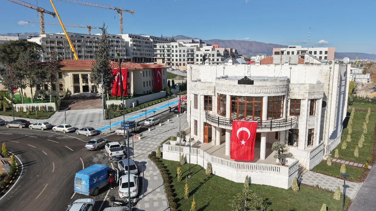 Tarihî meclis binası tiyatro sahnesi oluyor