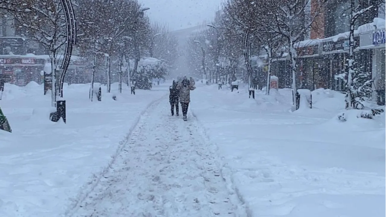 Termometreler eksi 21’i gördü: Göller dondu, araçlar çalışmadı