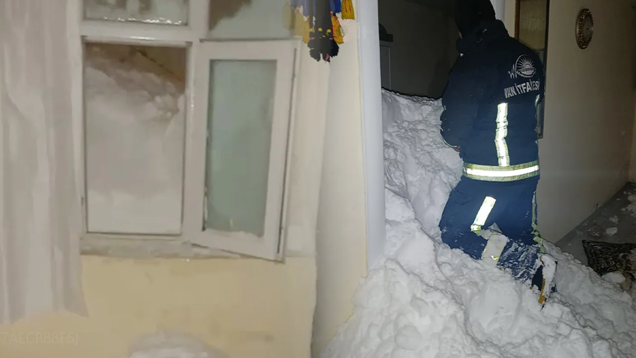 Van'da mahalleye çığ düştü! 1 kişi kayıp, onlarca ev boşaltıldı