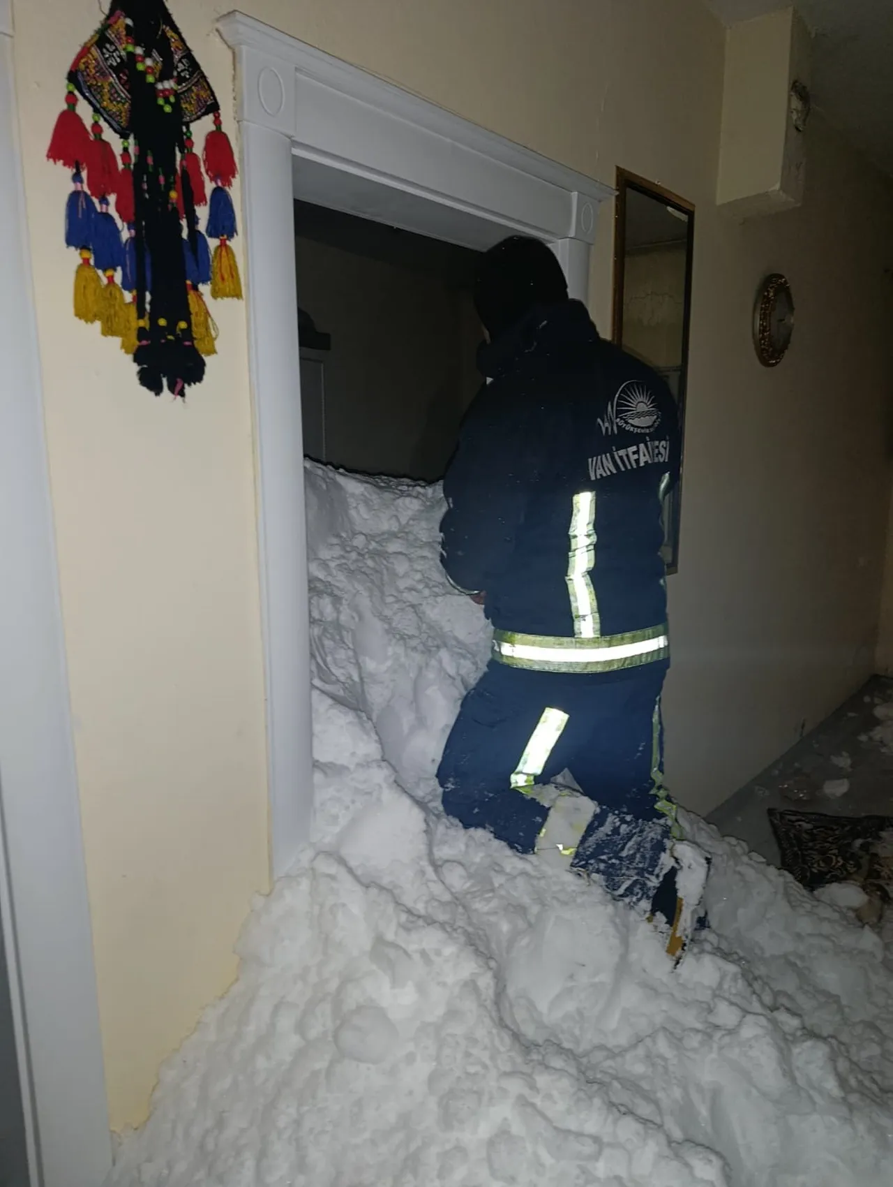 Vanda mahalleye çığ düştü! 1 kişi kayıp, onlarca ev boşaltıldı