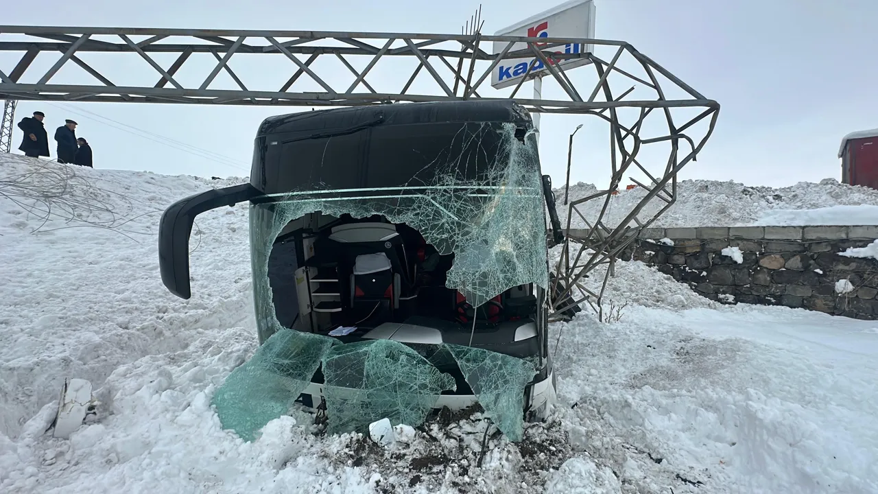 Vanda otobüs yoldan çıktı: Çok sayıda kişi yaralandı