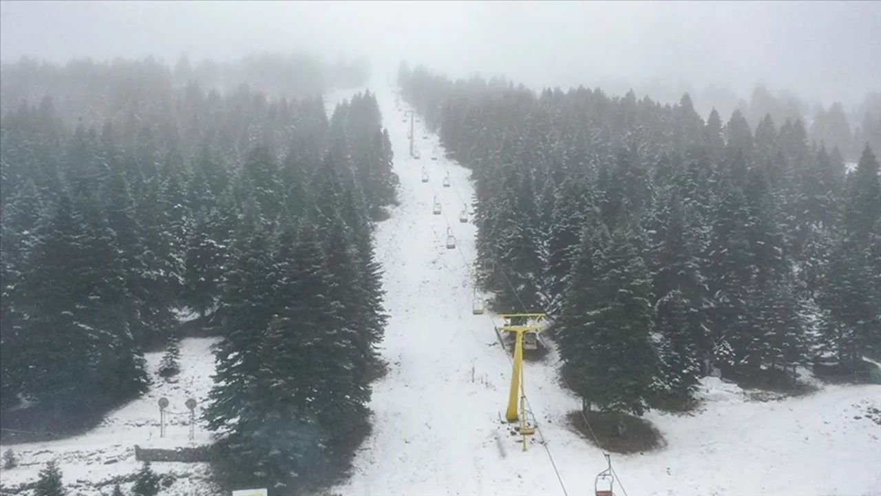 Yeni yılın ilk gününde kar yağışı sürüyor! Tatil haberleri için gözler valiliklerde