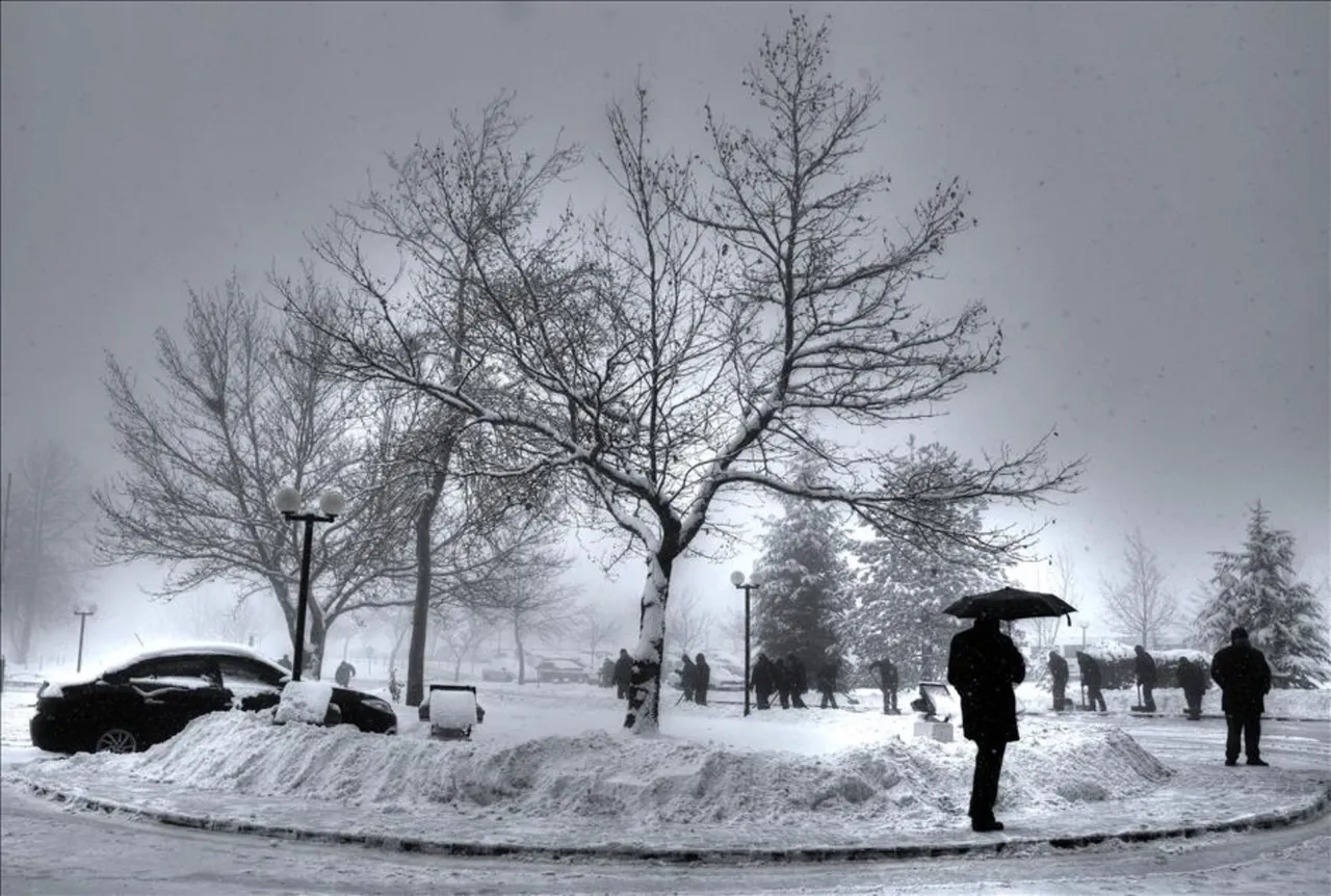 Yeni yılın ilk gününde kar yağışı sürüyor! Tatil haberleri için gözler valiliklerde