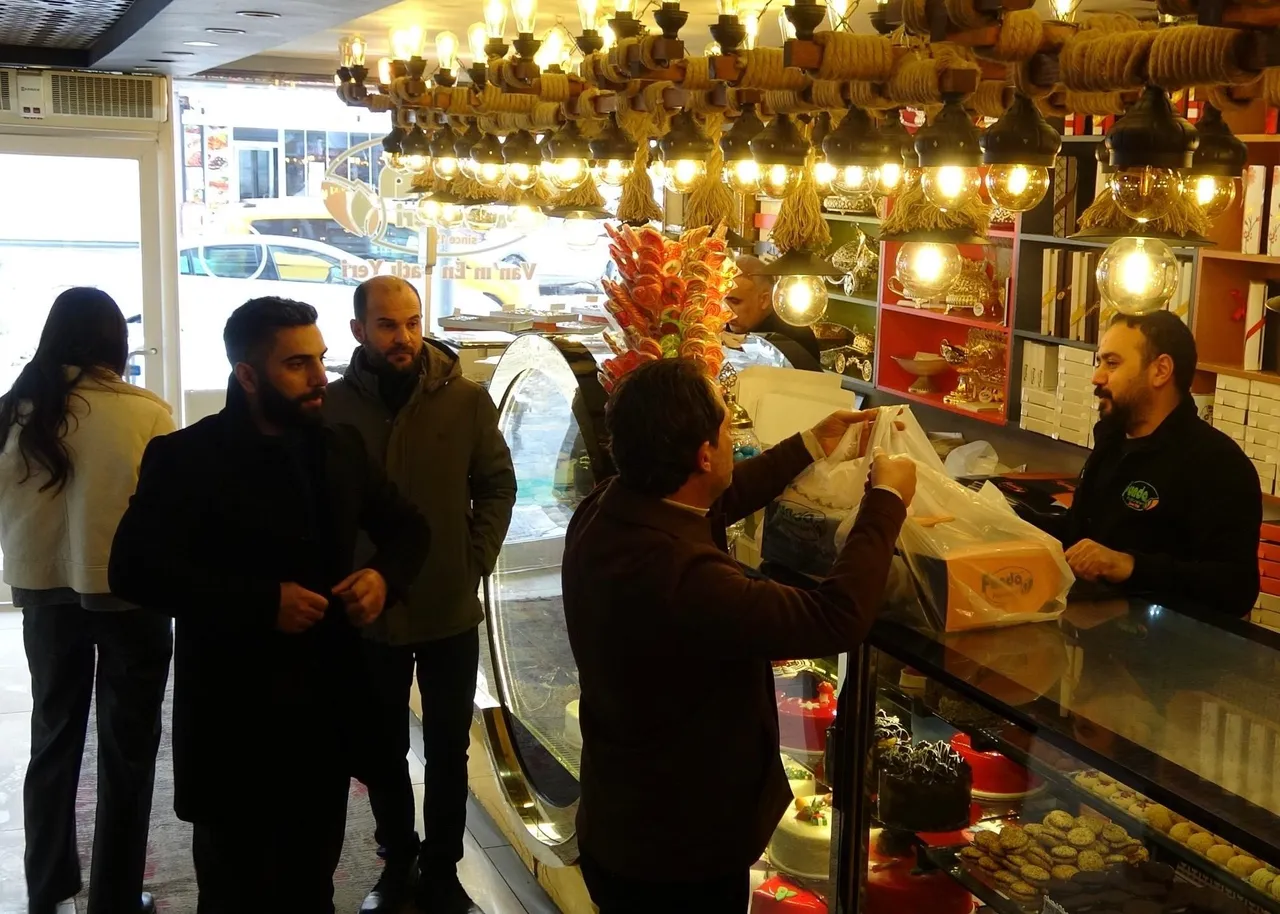 Yılın ilk gününde herkes pastanelere akın ediyor! Sebebi tebessüm ettirdi