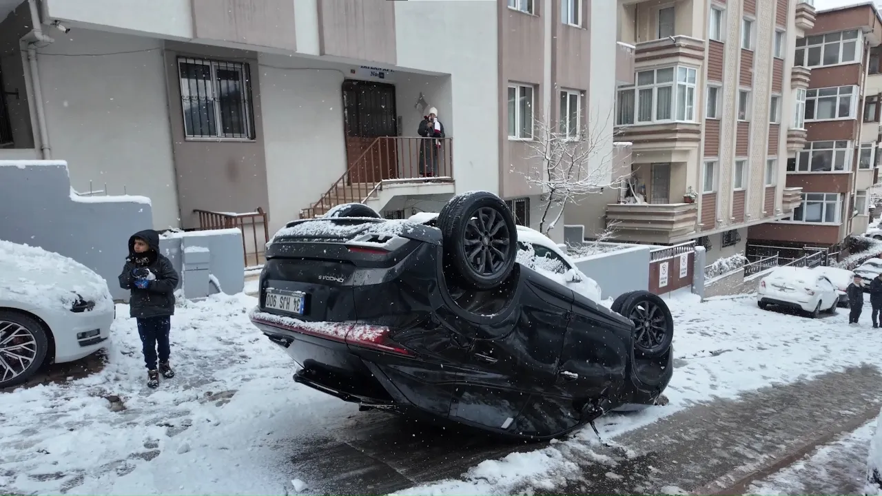 Yokuş aşağı ilerleyen otomobil takla attı! Araçtaki 3 kişi hastaneye kaldırıldı!