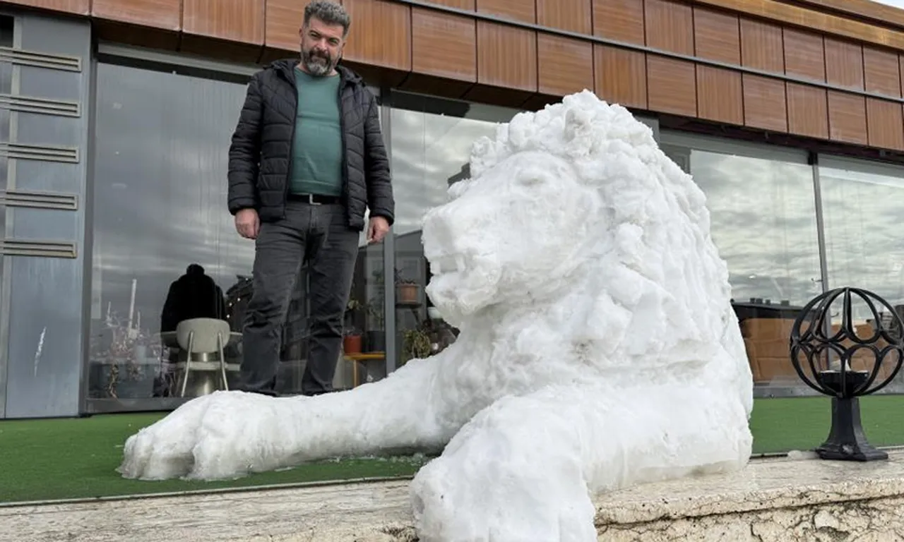 3 saatlik emek! Kaşıkla tek tek işledi, görenlerin ilgi odağı oldu