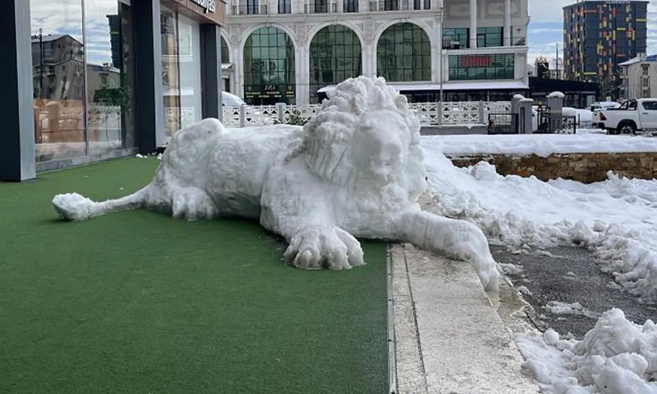 3 saatlik emek! Kaşıkla tek tek işledi, görenlerin ilgi odağı oldu