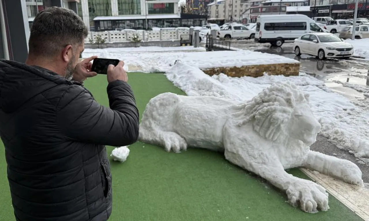 3 saatlik emek! Kaşıkla tek tek işledi, görenlerin ilgi odağı oldu