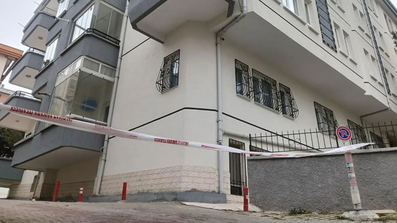Ankara'da yürekler ağza geldi! Çökme oluşan apartman tahliye edildi