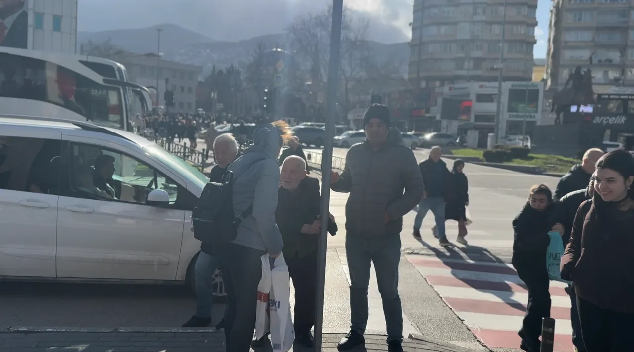 Fırtınada zor anlar! Uçmamak için trafik direğine tutundular