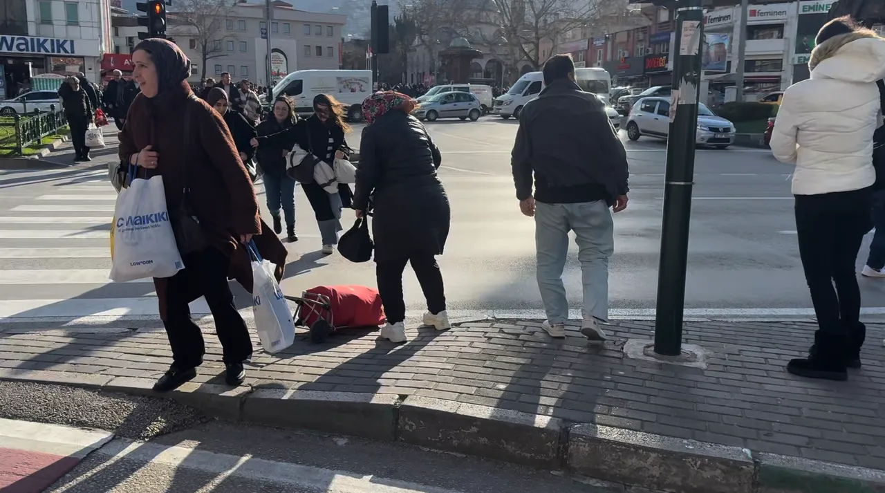 Fırtınada zor anlar! Uçmamak için trafik direğine tutundular