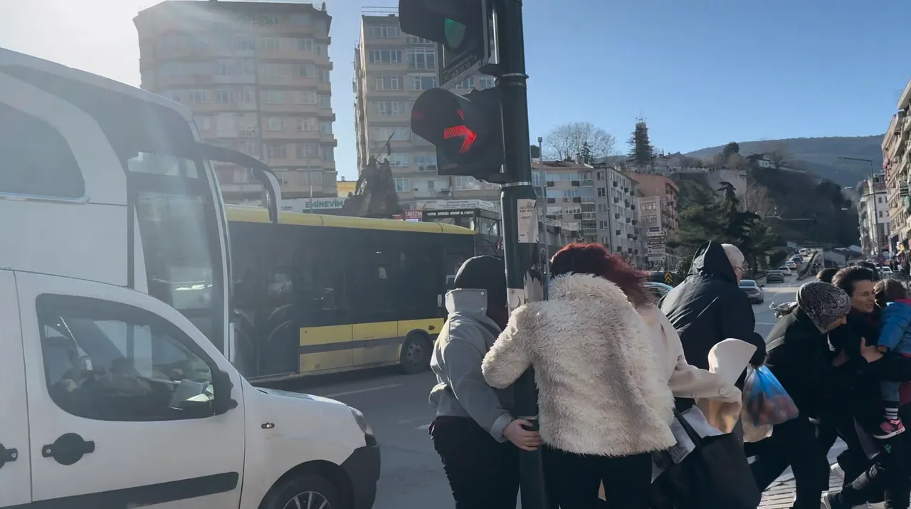 Fırtınada zor anlar! Uçmamak için trafik direğine tutundular