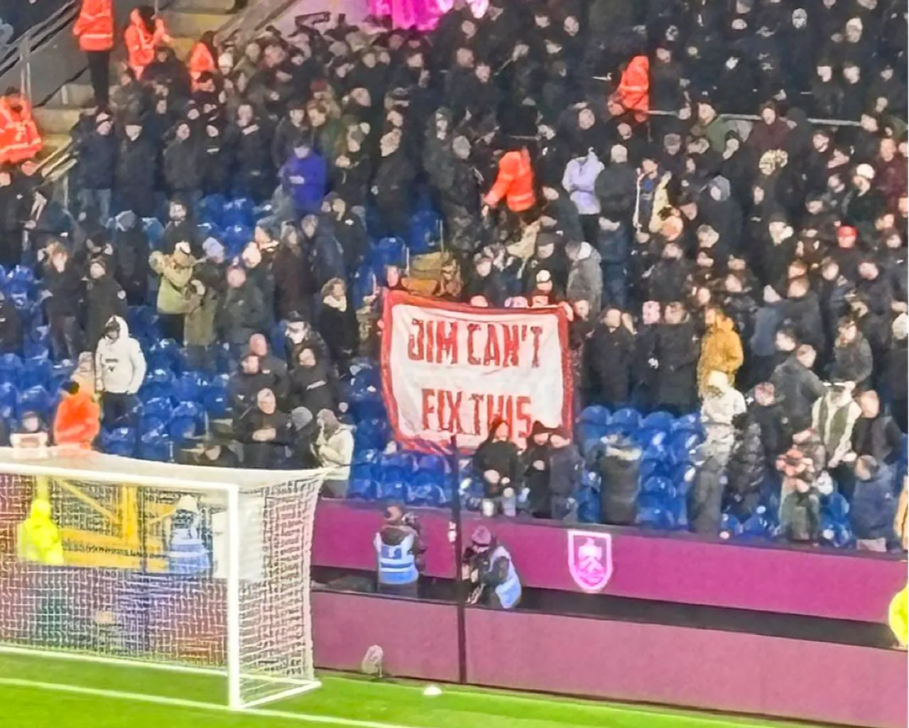 United taraftarı deplasman tribününde “Jim bunu düzeltemez” yazılı bir pankart açıldı