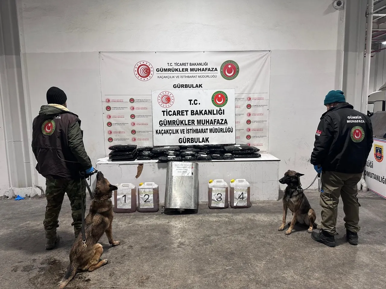İstanbulda kilolarca uyuşturucu madde ele geçirildi! Değeri 1 milyar 945 milyon lira