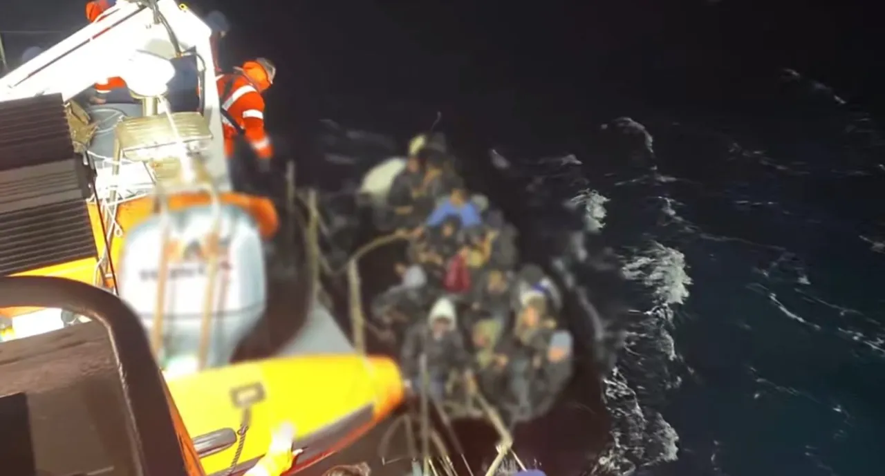 İzmir açıklarında göçmen botu battı! 1 ölü, 7 kayıp