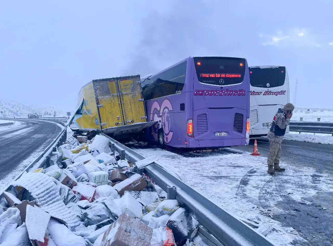 Karsta yolcu otobüsü kamyona çarptı! Yaralılar var