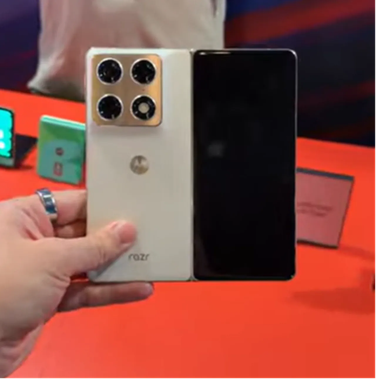 Samsunga yeni rakip! Motoroladan bir ilk: Razr Fold görücüye çıktı