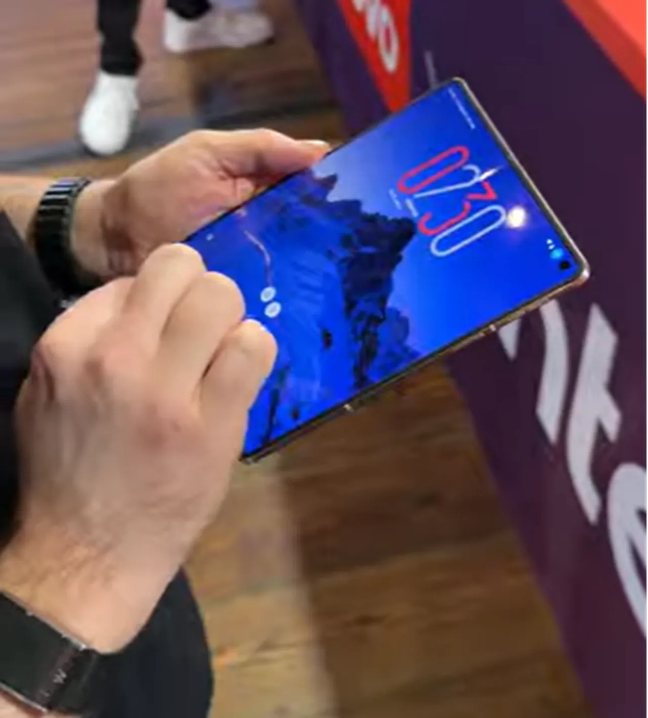 Samsunga yeni rakip! Motoroladan bir ilk: Razr Fold görücüye çıktı